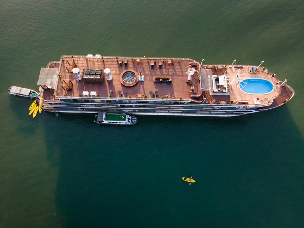 Quel itinéraire de croisière permet de découvrir les plages de sable rose aux Bermudes?